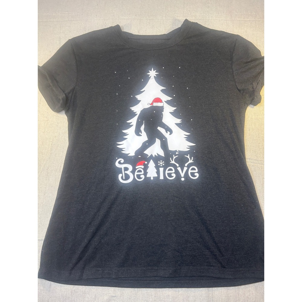 Unbranded Bigfoot Christmas T-Shirt Women Medium Black Excellent Sasquatch Tee